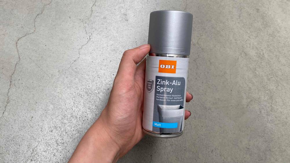 Zinkspray-Test: Zinkspray mit mattem Finish von der Vorderseite in der Hand.