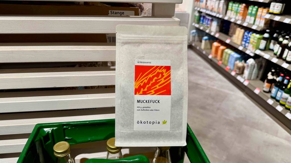 Der Getreidekaffee im Test befindet sich innerhalb einer wiederverschließbaren Papiertüte auf einem Regal im Geschäft.