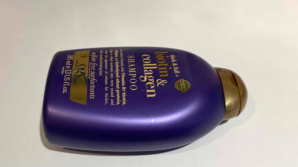 OGX-Shampoo im Test: Eine Flasche Shampoo auf hellem Untergrund