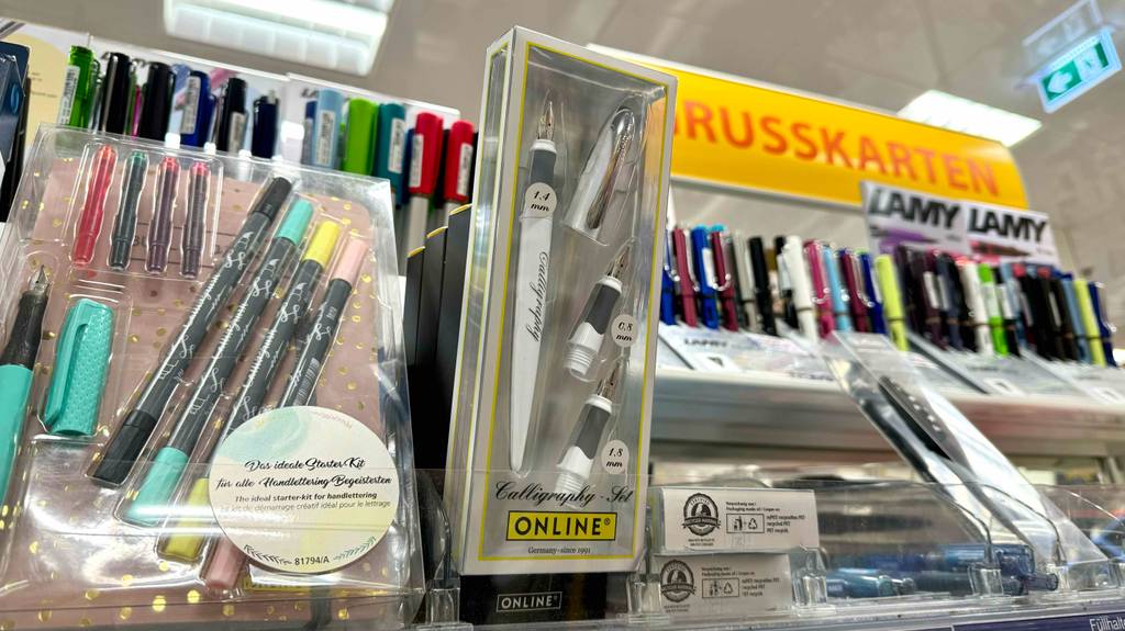 Kalligraphie-Füller im Test: Eine Verpackung mit einem Kalligraphie-Füller darin steht in einem Regal.