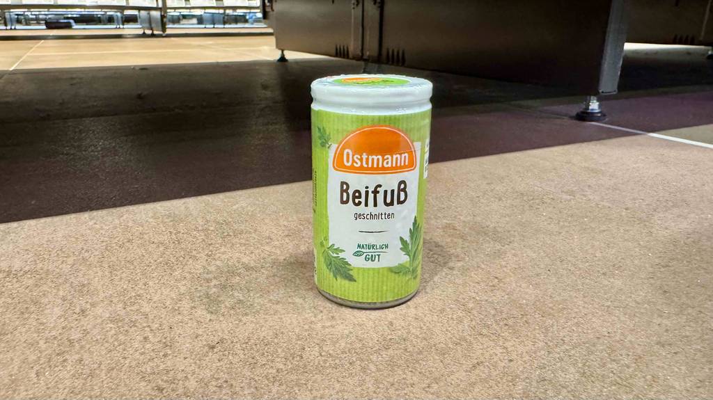 Eine Packung des getesteten Beifußes, in geschnittener Variante.