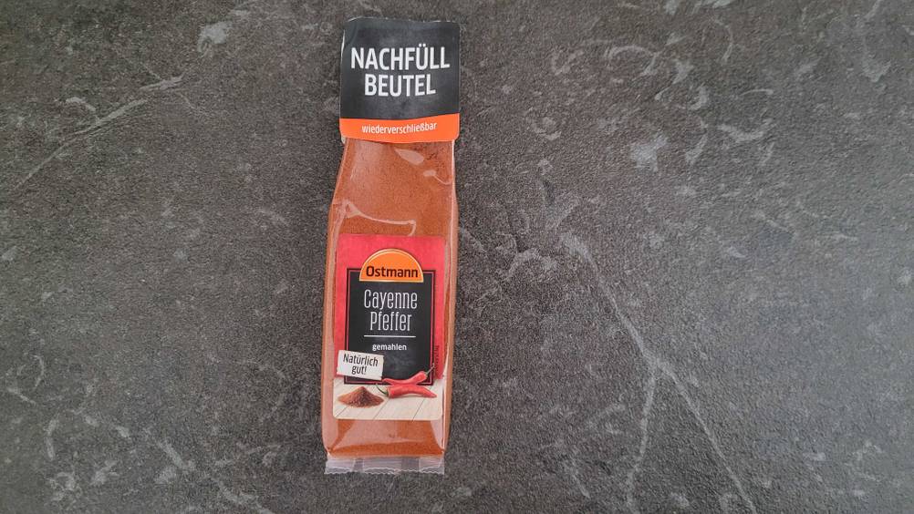 Eine Packung getesteter Cayennepfeffer liegt auf einer dunklen Oberfläche.