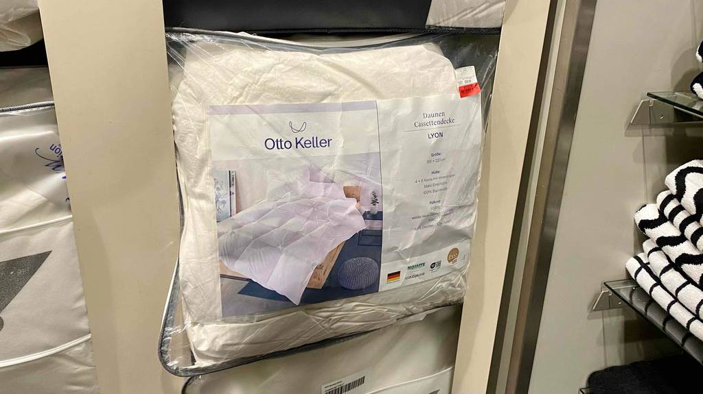 Daunendecke-155x200-Test: eine Daunendecke in einer Aufbewahrungstasche aufbewahrt.