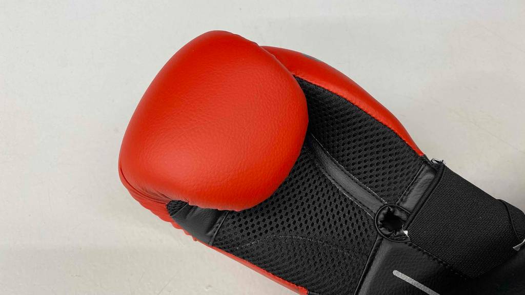 Boxhandschuhe im Test: Ein Boxhandschuh mit Innenfläche nach oben auf heller Oberfläche