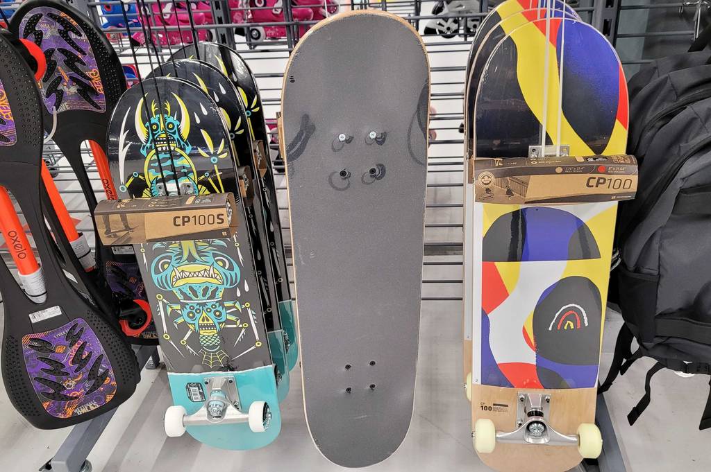 Im Regal neben anderen steht ein getestetes Skateboard.