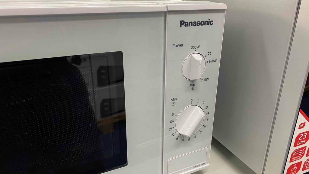 Panasonic-Mikrowelle getestet: Detailaufnahme Bedienelemente.