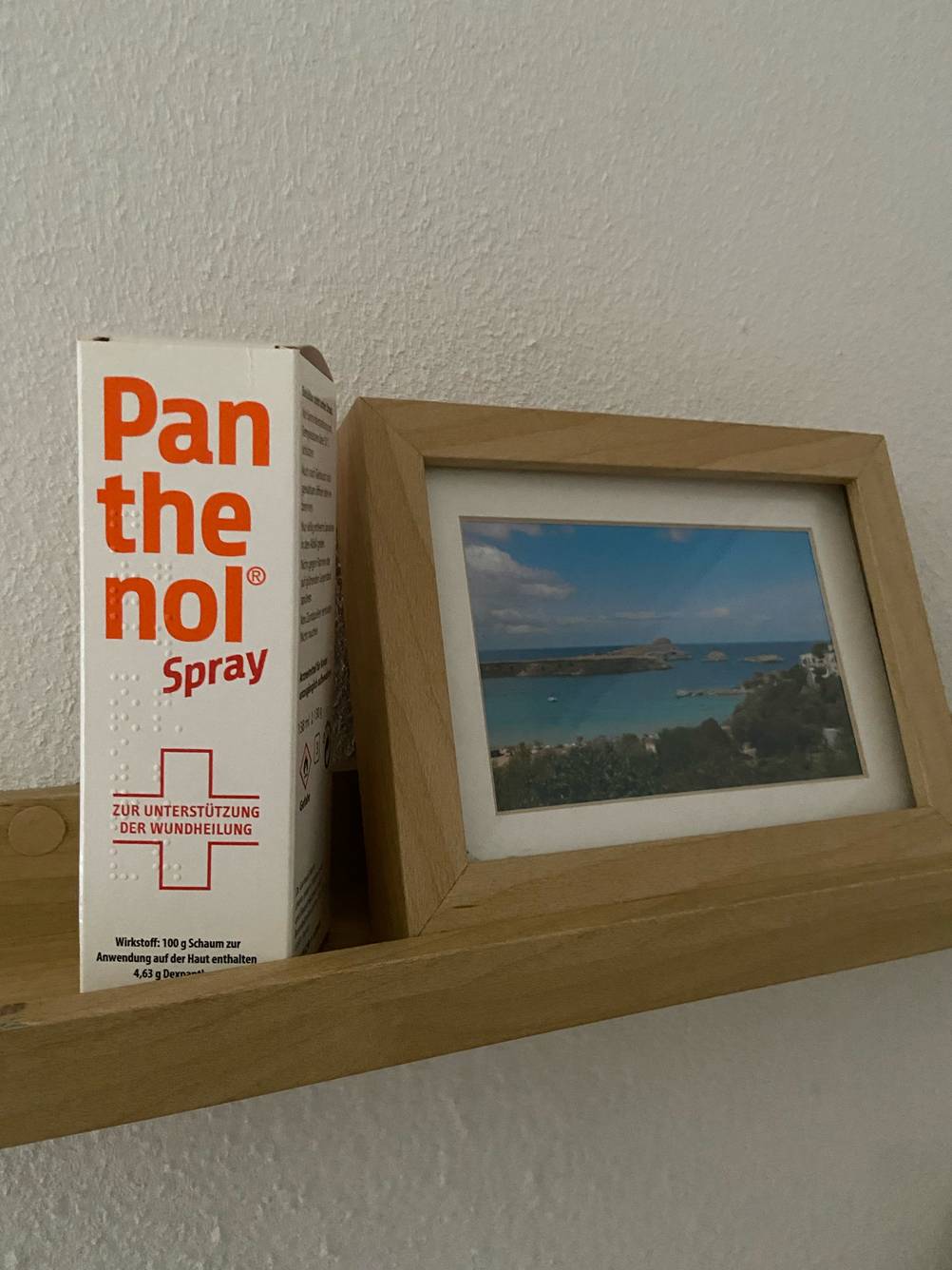 Die Verpackung des getesteten Panthenols steht neben einem Bild.