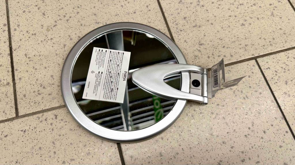 Der getestete Kosmetikspiegel liegt aeingeklappt auf einem Boden.