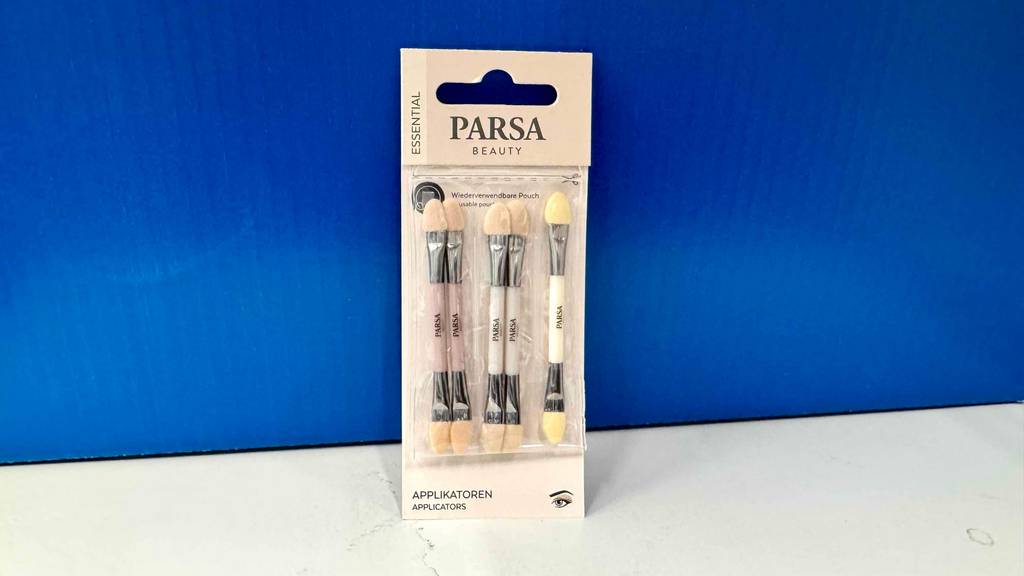 Im Test: Lidschattenstifte stehen innerhalb der Verpackung vor einem blauen Karton.