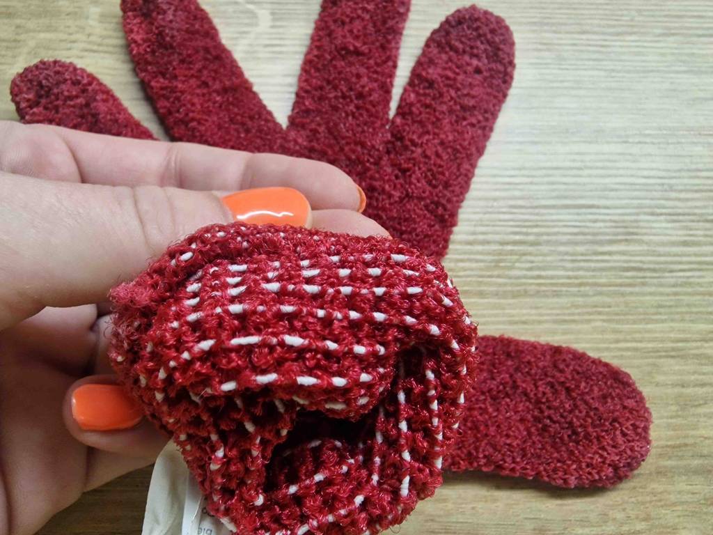 Peelinghandschuh im Test: umgekrempelter Peelinghandschuh mit Fokus auf das Material.