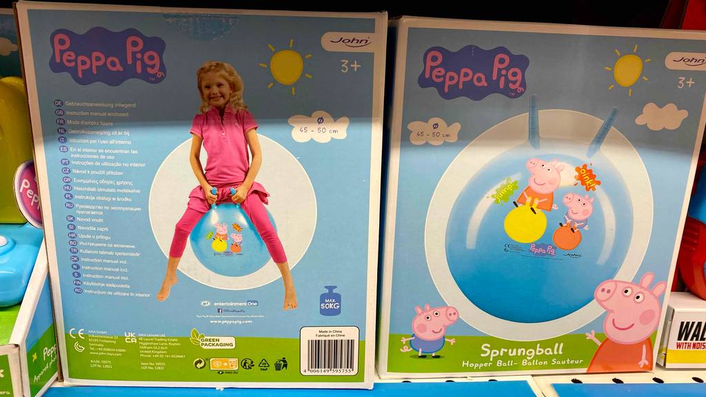 In einem Regal neben anderen Produkten steht ein getesteter Hüpfball verpackt.
