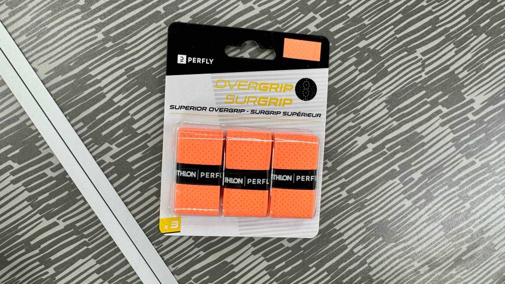 Orange Tennisgriffbänder die getestet wurden befinden sich in der Verpackung.