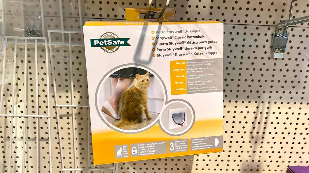Katzenklappe im Test: Verpackung hängt im Regal.
