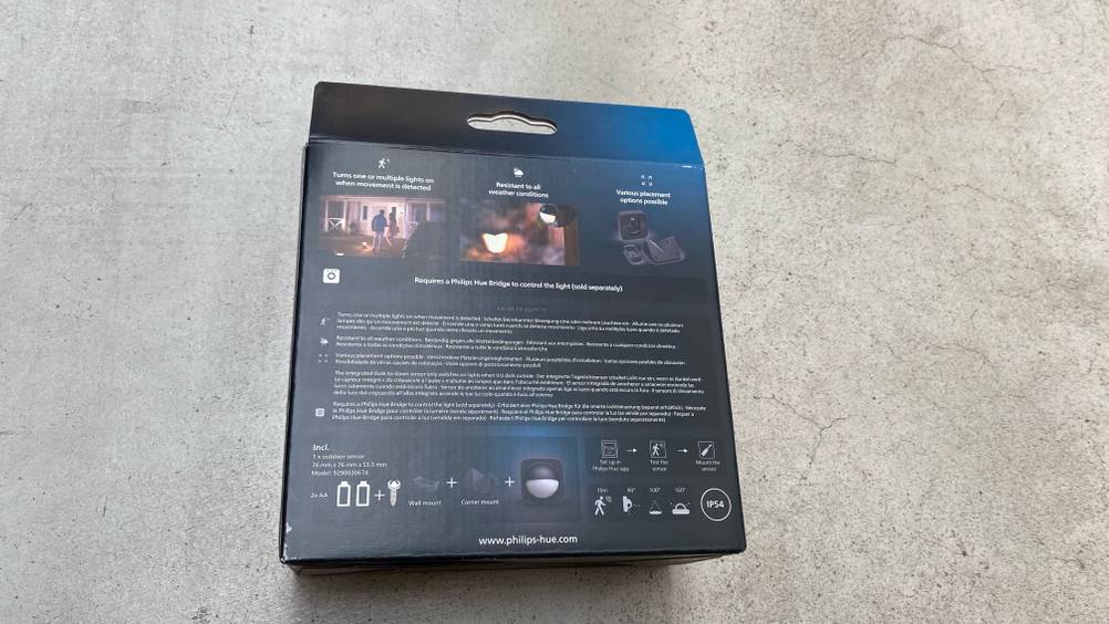 Bewegungsmelder-Batterie im Test: Verpackung eines Bewegungsmelders von Philips von der Rückseite aus ersichtlich.