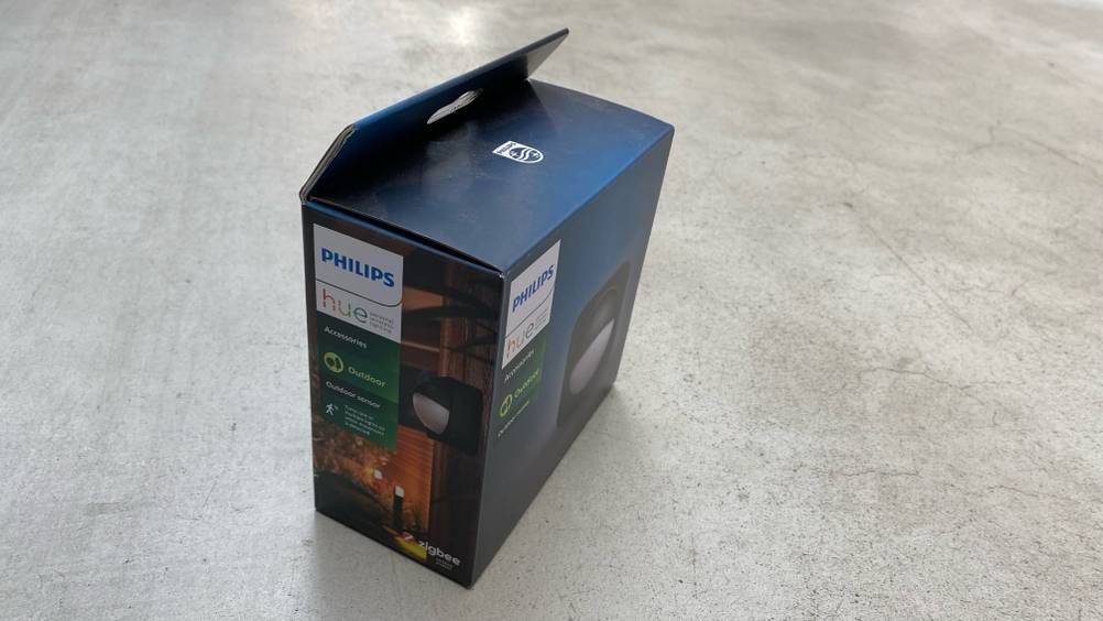 Bewegungsmelder-Batterie getestet: die Verpackung eines Philips Bewegungsmelders schräg auf einem Boden gestellt.