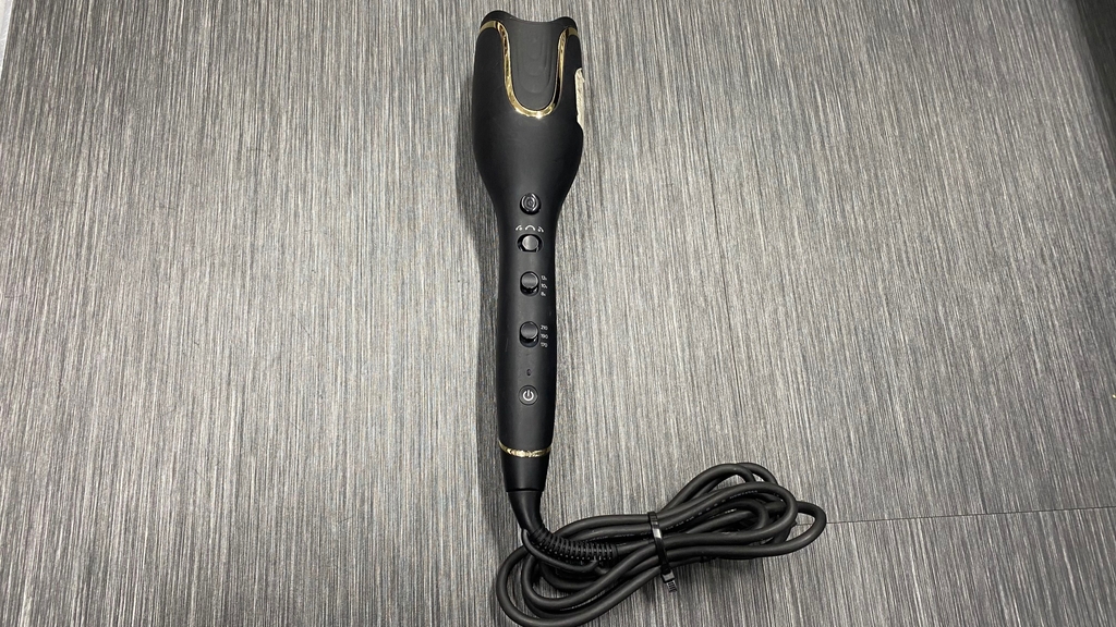 Lockenstab getestet: Ein Lockenstab auf grauem Boden