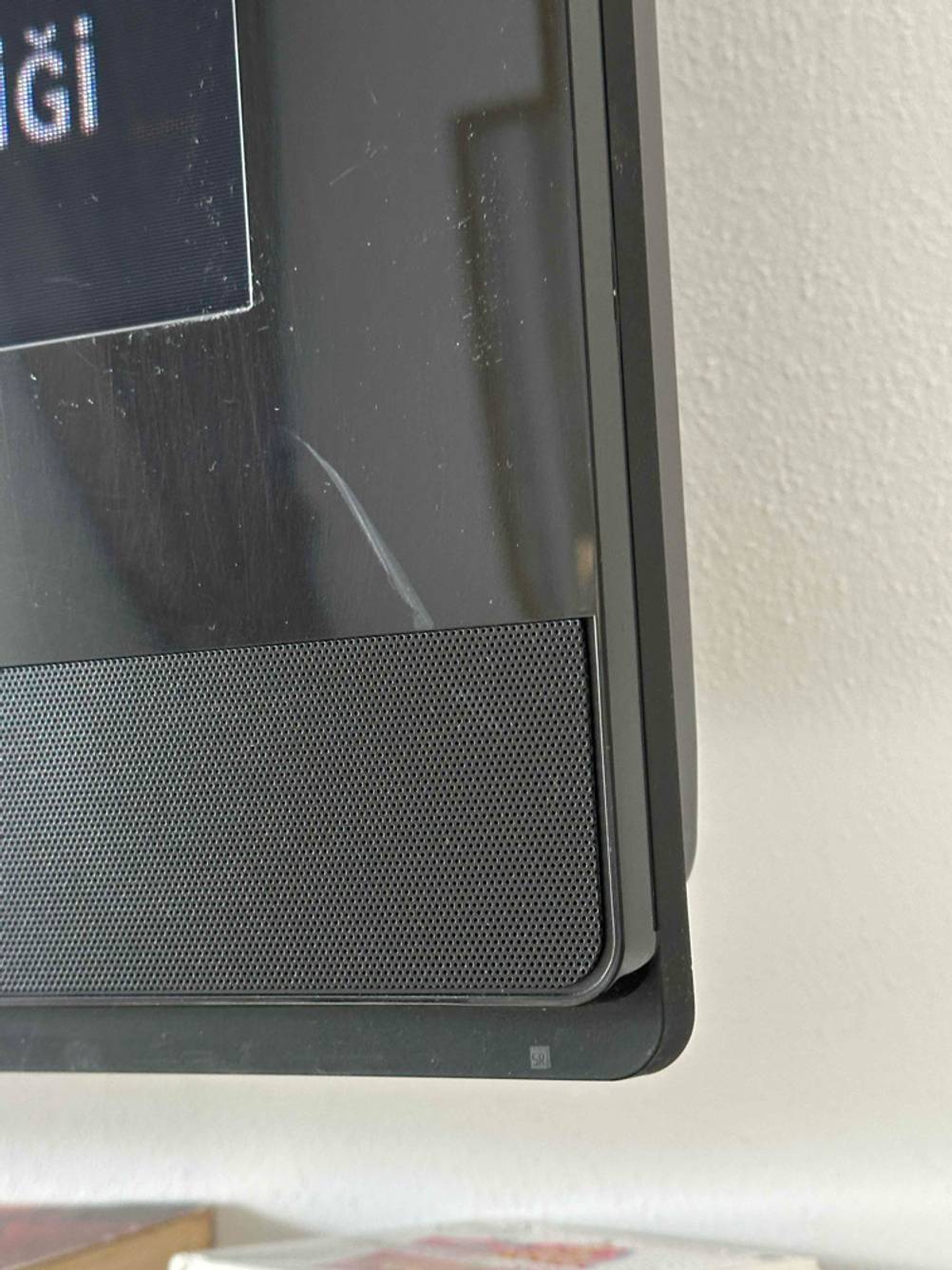 Lautsprecher des getesteten 49-Zoll-Fernsehers im Fokus.