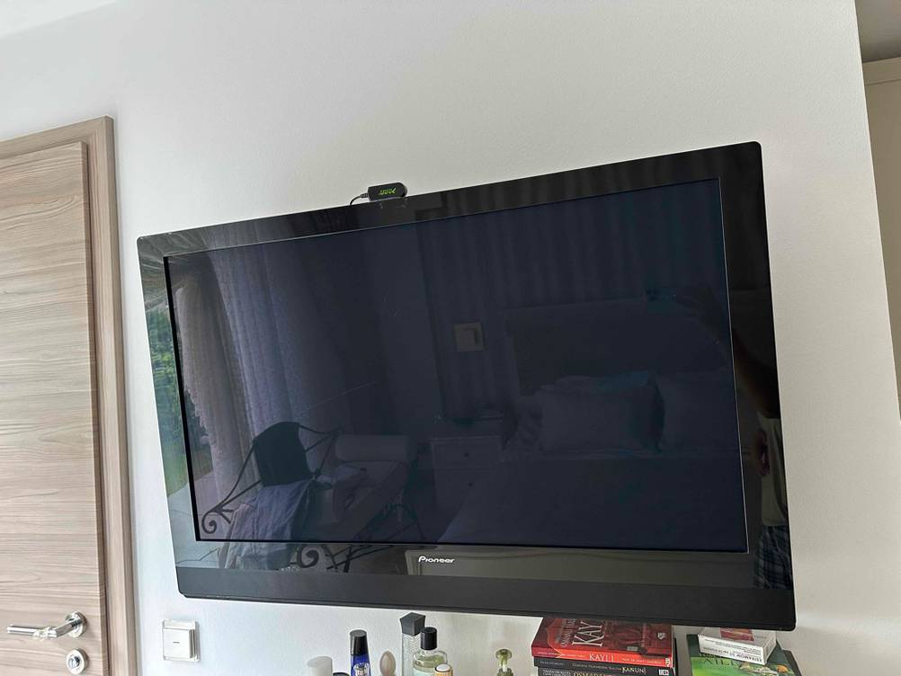 Kleiner Fernseher im Test: Frontaufnahme eines Fernsehers, dere auf der Wand hängt.