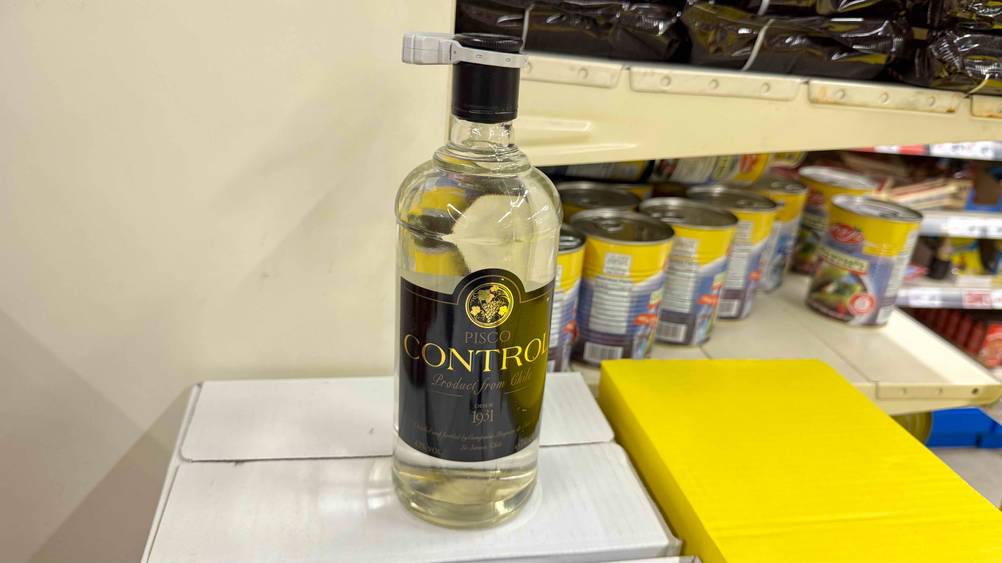 Der getestete Pisco steht auf einem Karton in einem Geschäft.