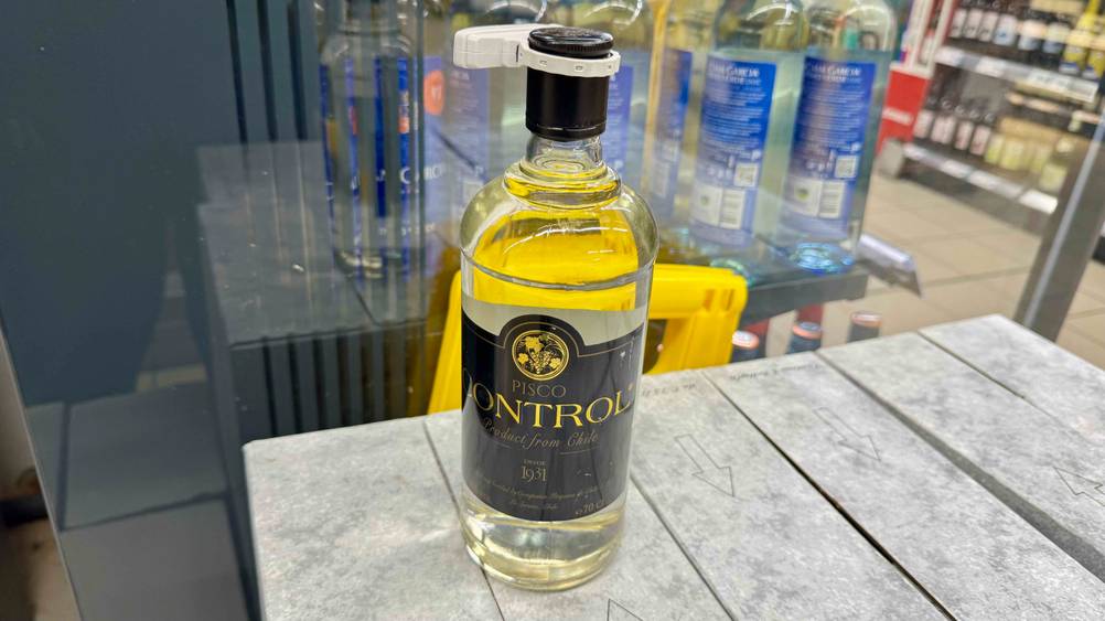 Eine Flasche des getesteten Piscos ist in einem Geschäft platziert.