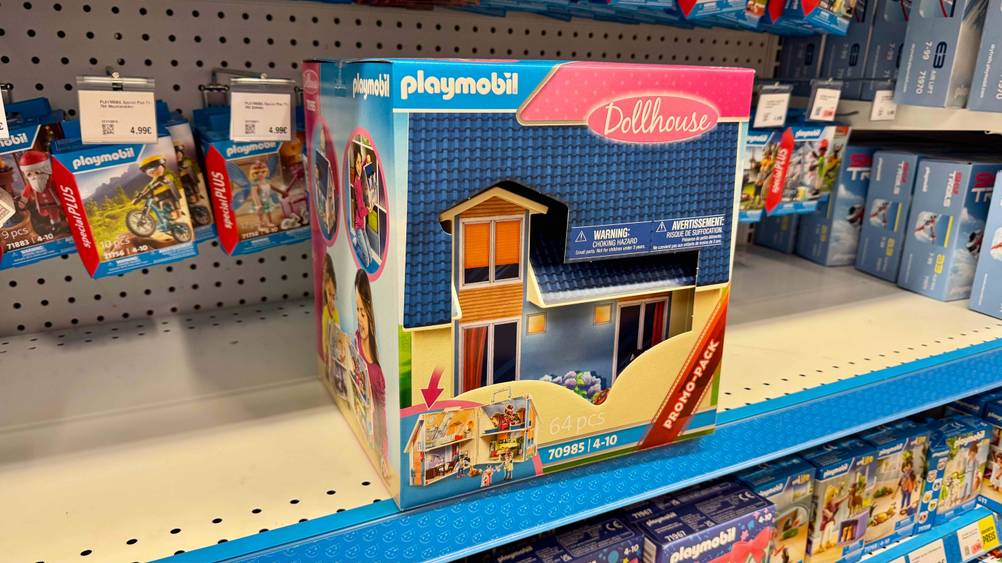 Das getestete Playmobil-Haus steht in einem Regal, worin sich Playmobil-Figuren befinden.