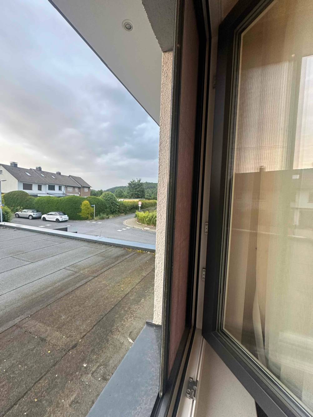 Eine getestete Insektenschutzrollo in einem Fenster montiert, die sich aufschieben lässt.