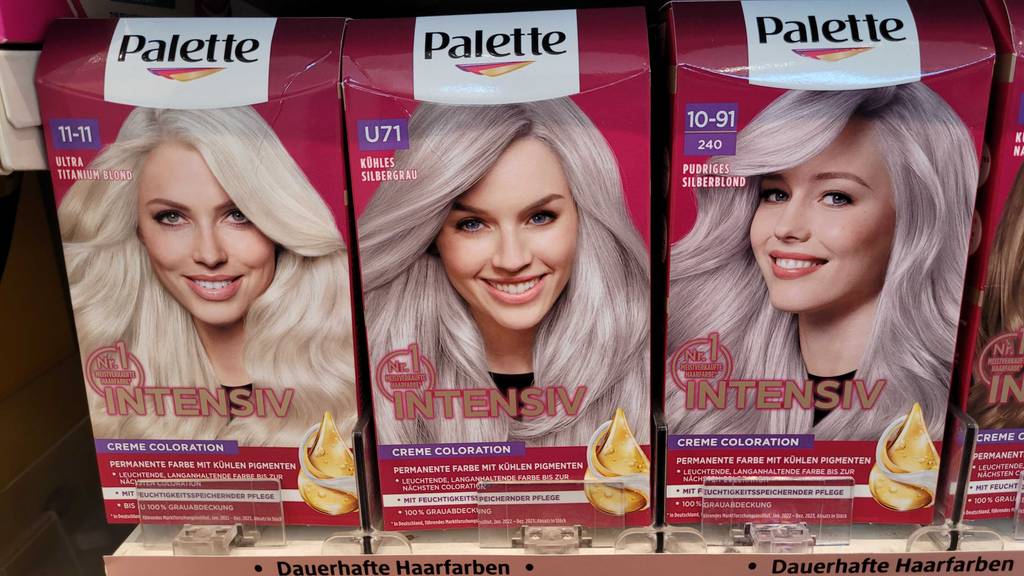 Die getesteten Silber-Haarfarben von Palette stehen innerhalb ihrer Verpackungen nebeneinander auf dem Verkaufsregal.