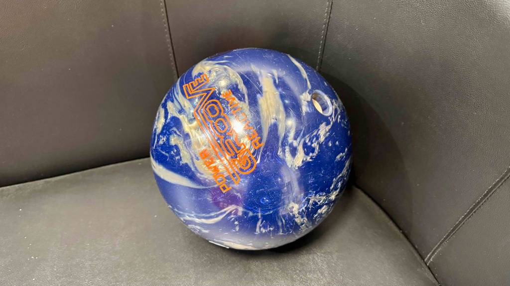 Die getestete Bowlingkugel liegt in einer Sesselecke.