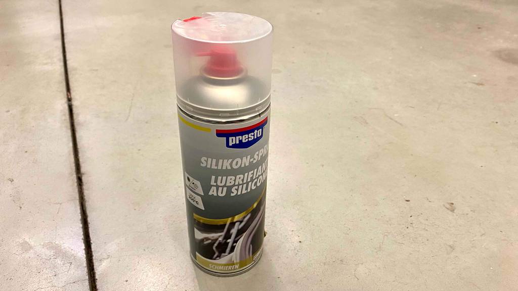 Silikonspray im Test: ein stehendes Silikonspray auf einem Boden platziert.