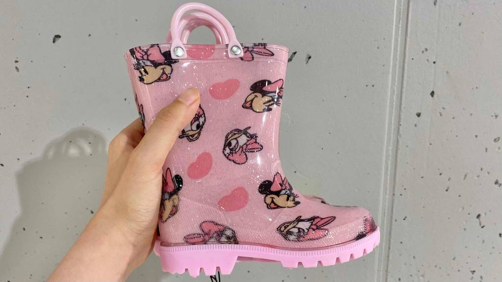 Gummistiefel rose in Hand hochgehalten