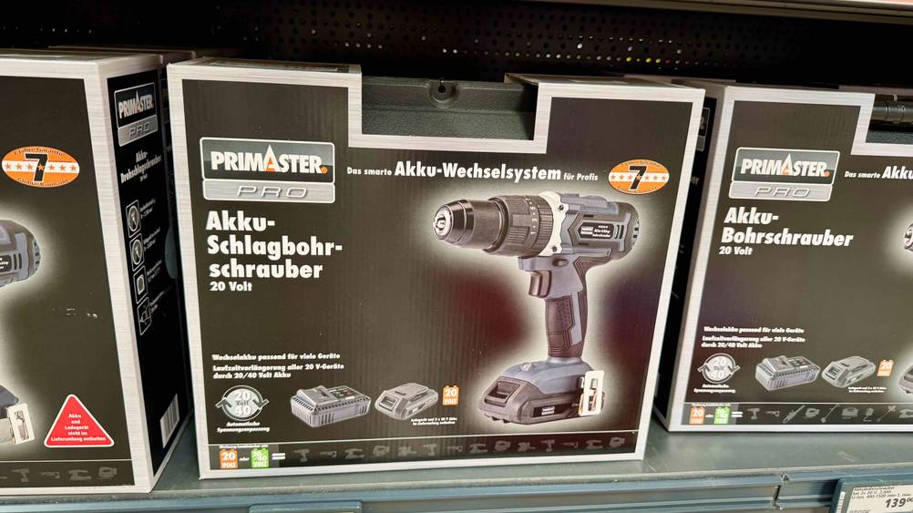 Die Verpackung des getesteten Akku-Schlagbohrschrauber steht in einem Regal.