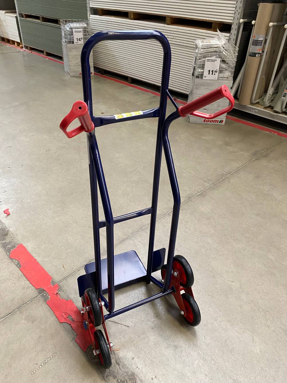 Sackkarre getestet: eine Sackkarre stehend in einem Geschäft.