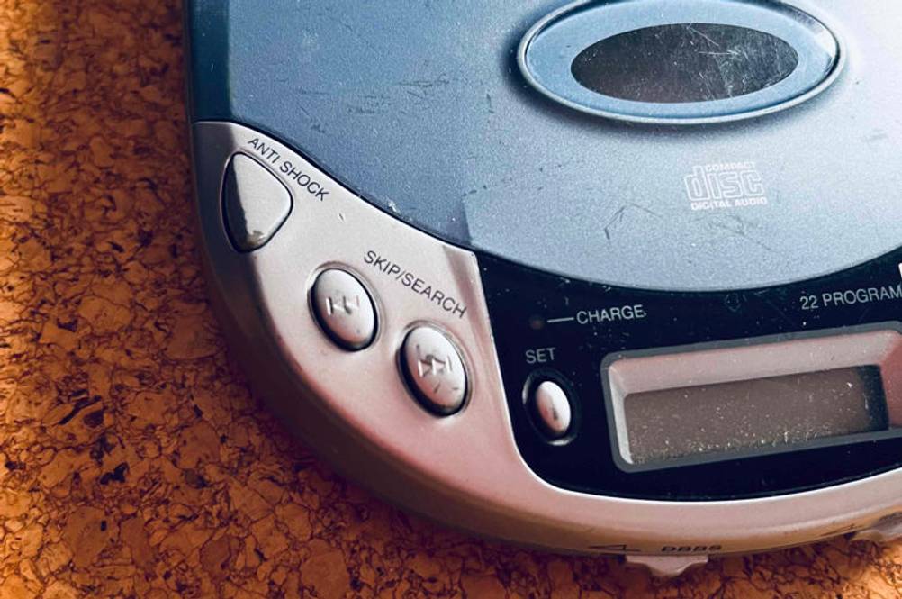 Tragbarer CD-Player getestet: Detailaufnahme Bedienelemente links.