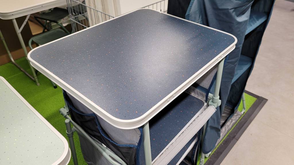 Campingtisch im Test: die Abstellfläche eines Campingtischs im Fokus.