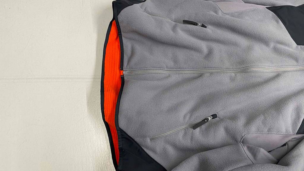 Fleecejacke für Herren getestet: Bund einer Jacke in Nahaufnahme