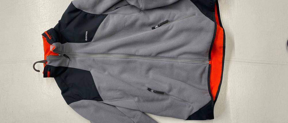 Fleecejacke für Herren getestet: Eine Jacke liegt auf einer hellen Oberfläche