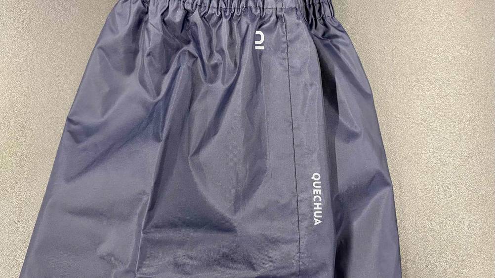 Detailaufnahme Bund und Material einer getesteten Regenhose für Kinder.