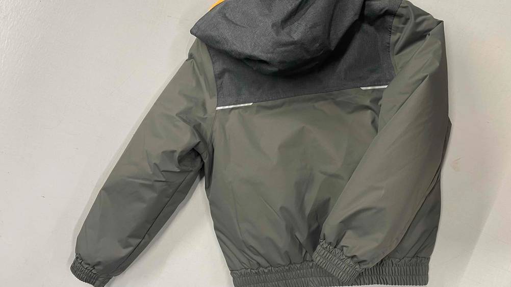 Kinder-Winterjacke Jungen im Test: Jacke liegt mit Rückseite nach oben auf einer hellen Oberfläche