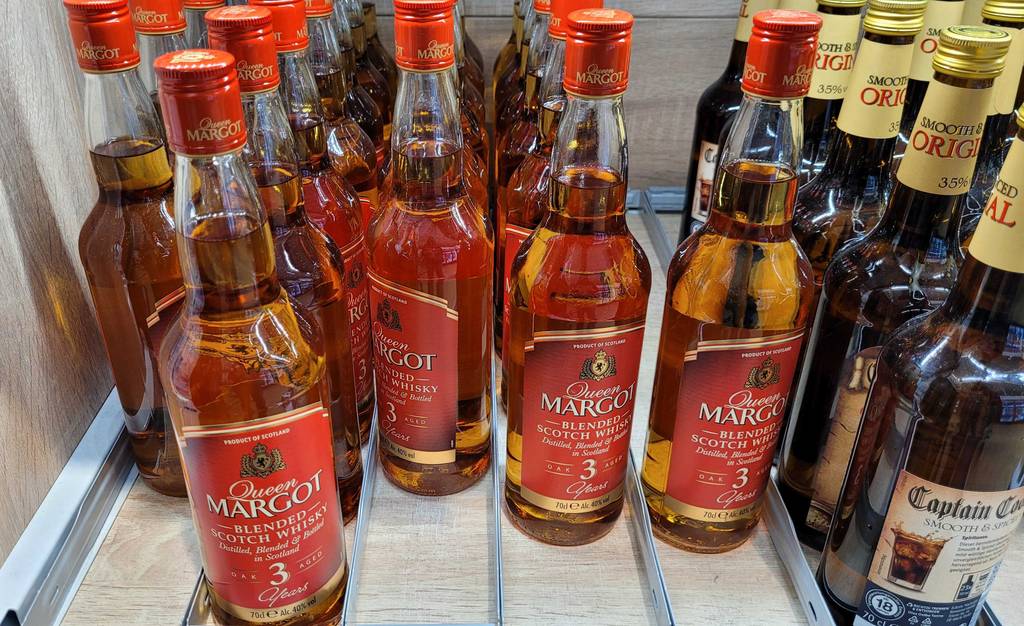 Mehrere Flaschen des getesteten Blended-Scotch-Whiskys in einem Regal einsportiert.