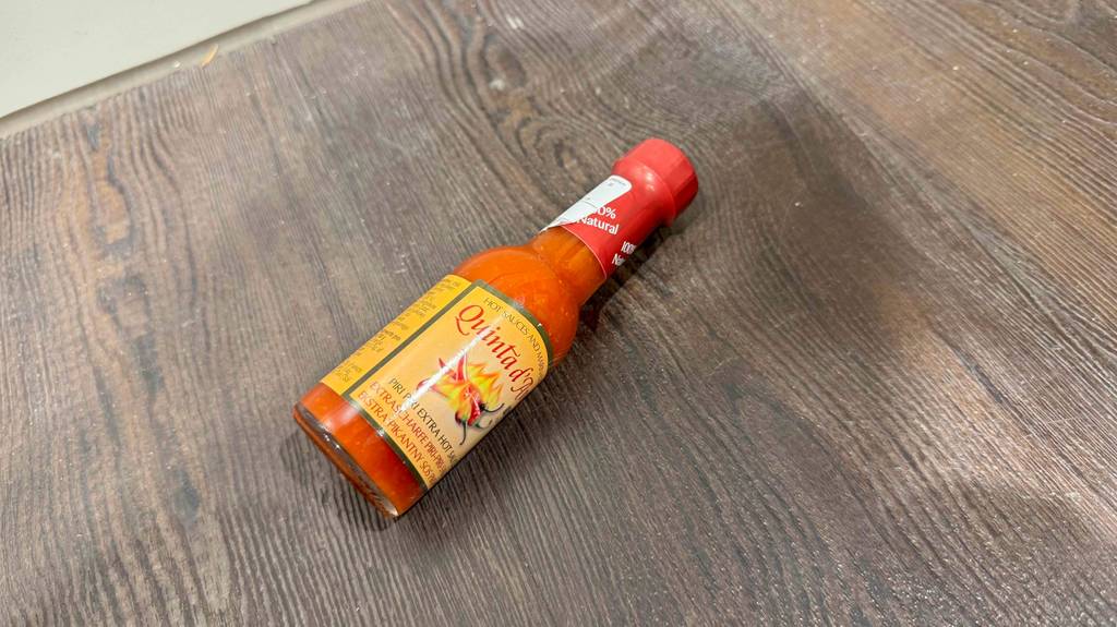 Die getestete scharfe Sauce liegt auf einem Boden.