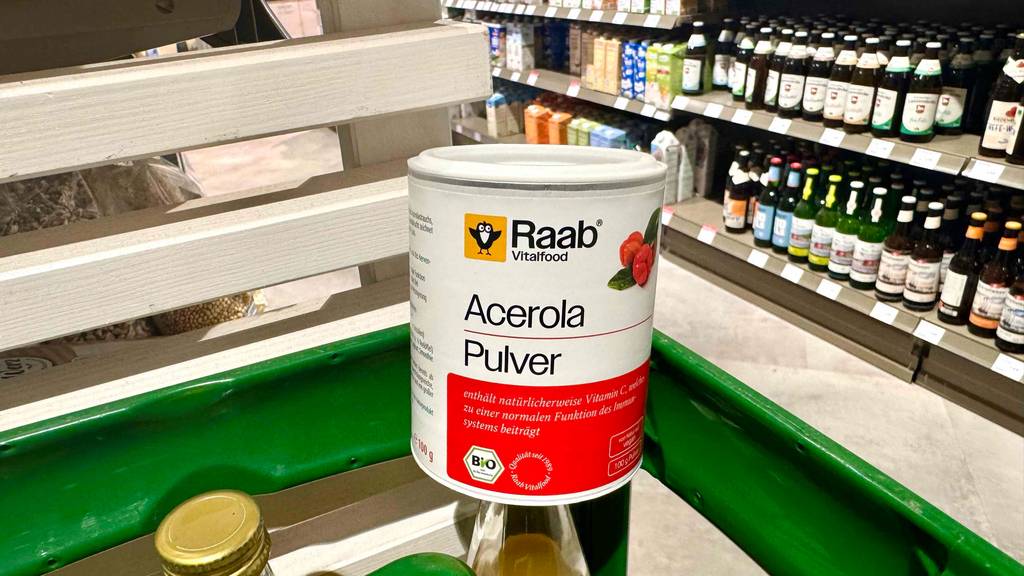 In einem Geschäft steht die 100-g-Dose der Marke Raab mit dem Acerola-Pulver im Test auf einem Getränkekasten.