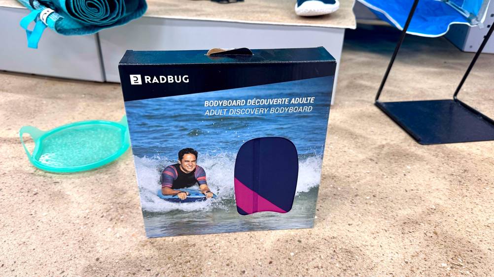 Test: Das aufblasbares Bodyboard steht in einem Sand.