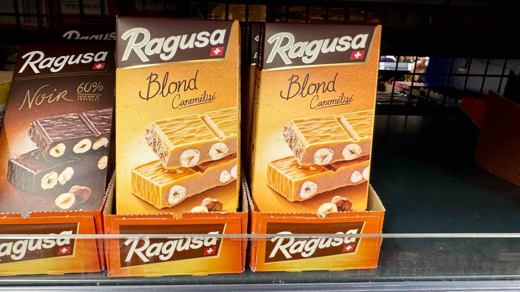 Schweizer Schokolade im Test: mehrere Tafeln der Schokolade sind in einem Regal einsortiert.