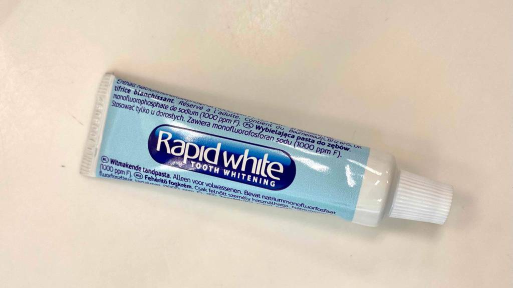 Bleaching-Stips im Test: Eine Tube Rapid White auf heller Oberfläche