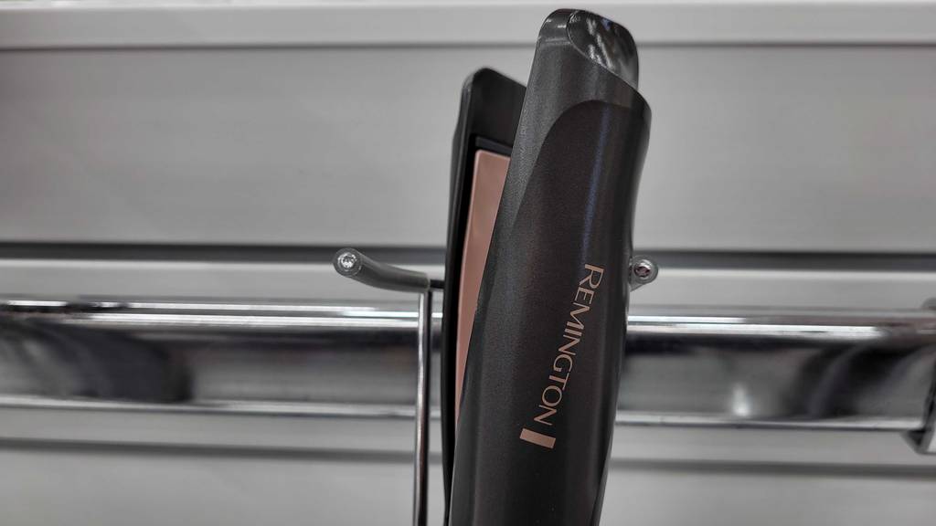 Glätteisen für Locken-Test: der obere Teil eines Remington Glätteisens.