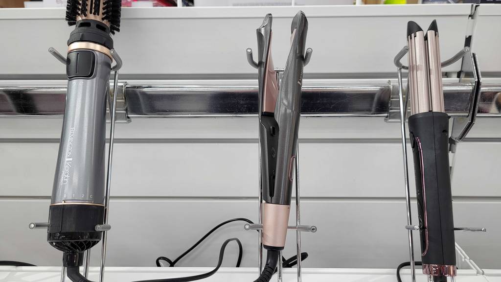 Glätteisen für Locken im Test: mehreere Modelle von Glätteisen für Locken sind in einem Geschäft ausgestellt.