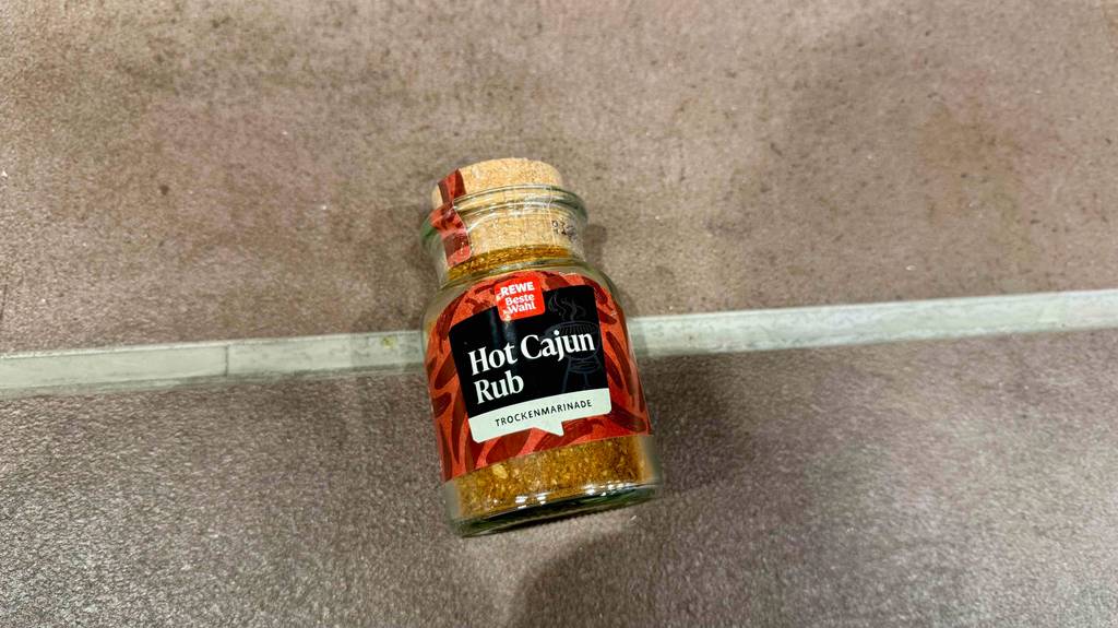 Das liegende Glas des getesteten Cajun-Gewürz von vorn ersichtlich.
