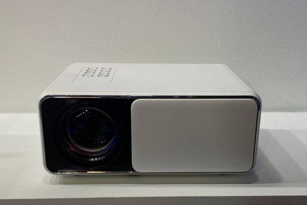 Heimkino-Beamer getestet: Ein Gerät auf einer hellen Oberfläche von Vorne