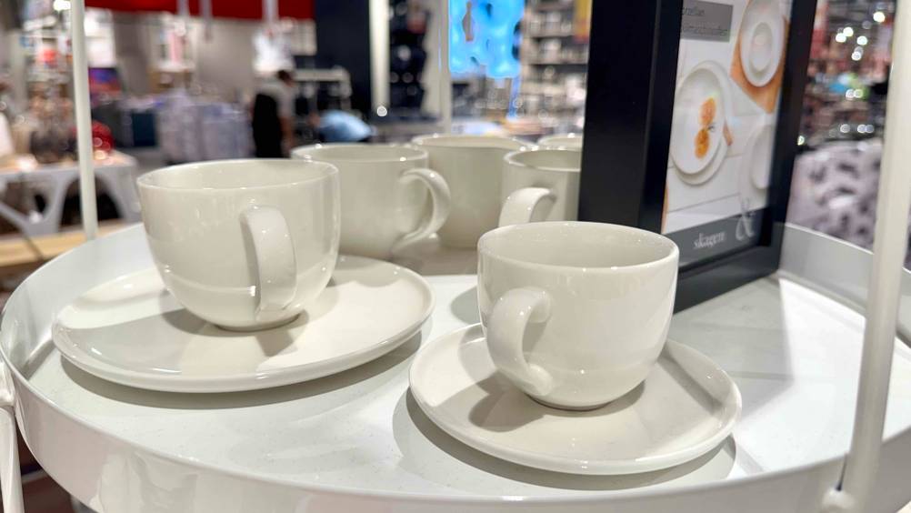 Teeservice getestet: mehrere weiße Teetassen sind in einem Geschäft ausgestellt.