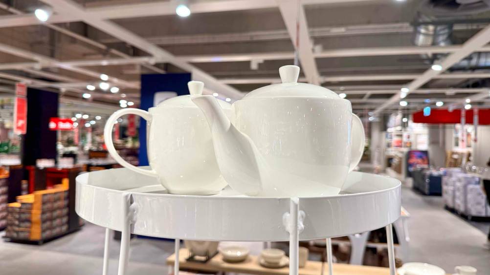 Teeservice getestet: zwei weiße Teekannen stehen auf einer Etagere.